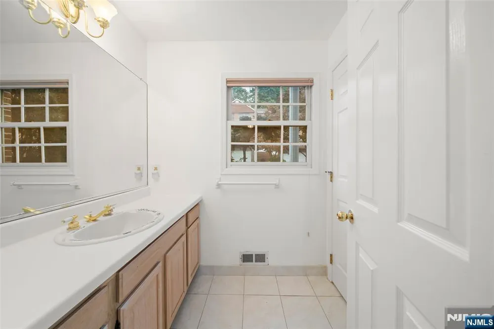 8 Beacon Hill Pompton Lakes, NJ 07442