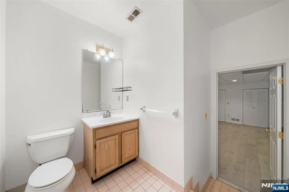 8 Beacon Hill Pompton Lakes, NJ 07442