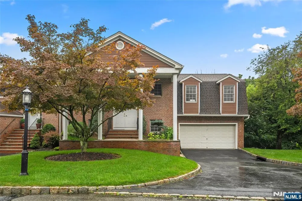 8 Beacon Hill Pompton Lakes, NJ 07442