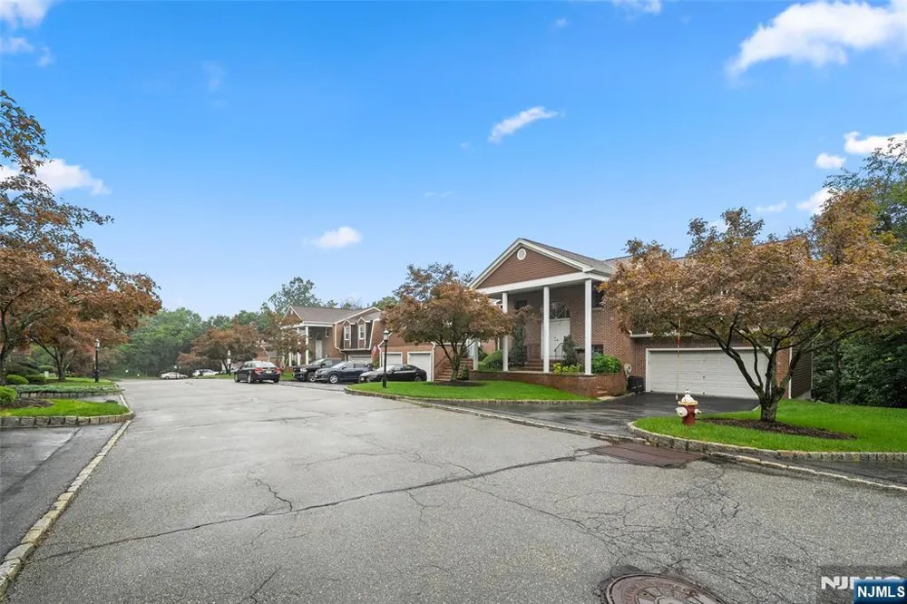 8 Beacon Hill Pompton Lakes, NJ 07442