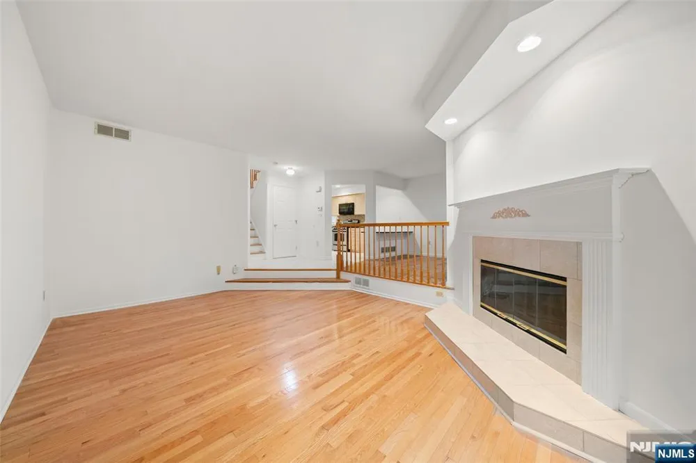 8 Beacon Hill Pompton Lakes, NJ 07442