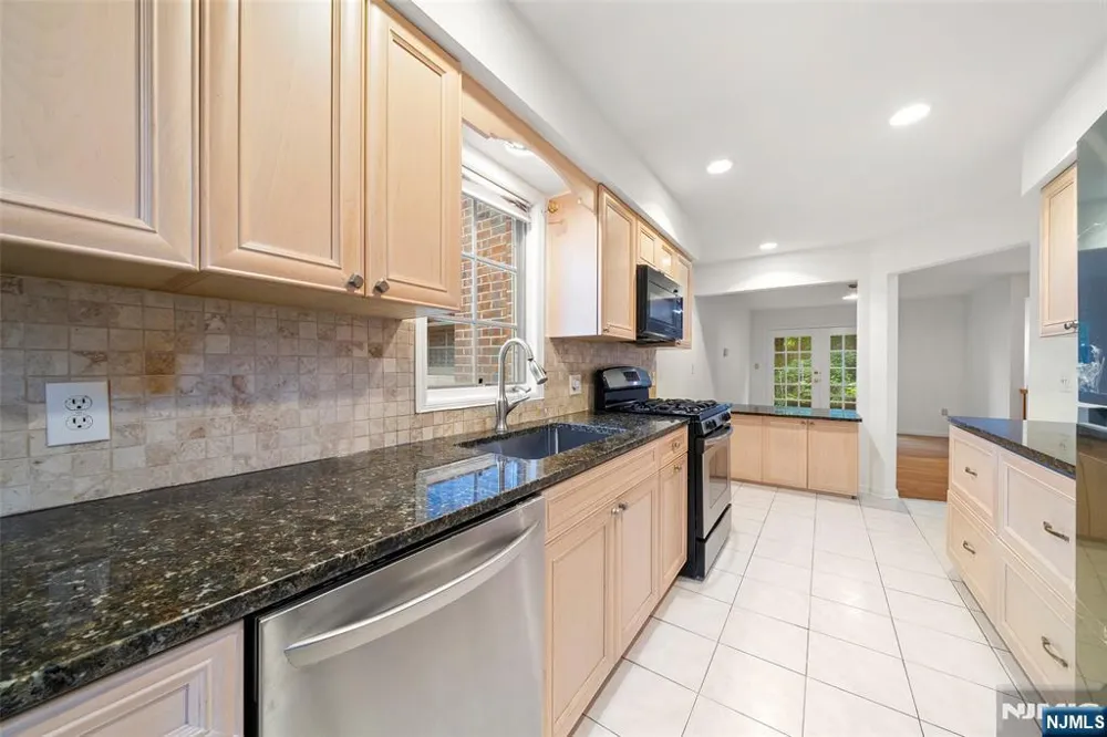 8 Beacon Hill Pompton Lakes, NJ 07442