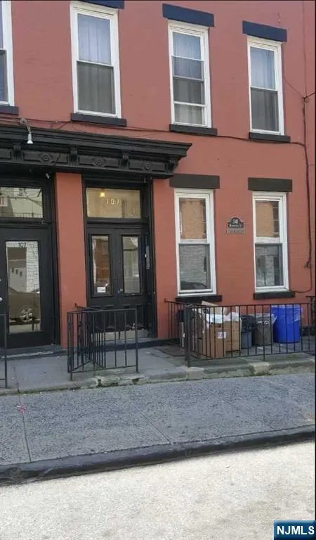 107 4th Street 1W Hoboken, NJ 07030