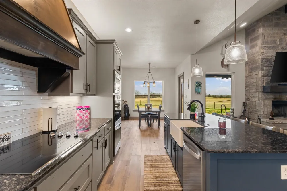 170 Rolling Hills Boulevard Alvord, TX 76225