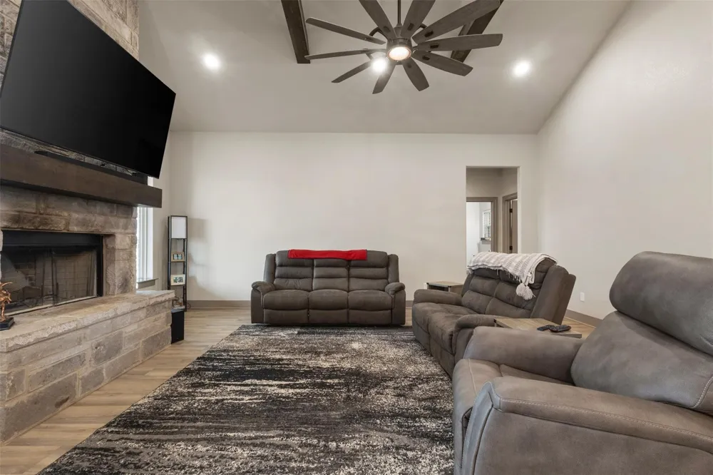 170 Rolling Hills Boulevard Alvord, TX 76225