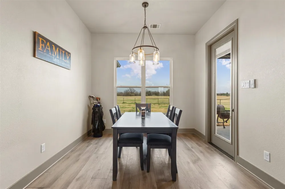 170 Rolling Hills Boulevard Alvord, TX 76225