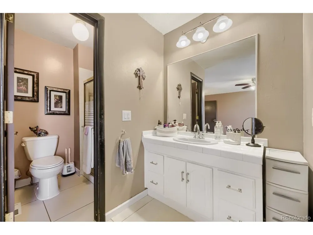 2446 S Vaughn Way #C Aurora, CO 80014