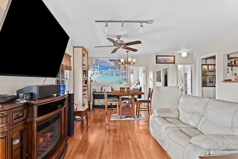 4062 Harney St San Diego, CA 92110