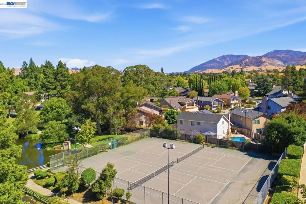 1305 Waterfall Way Concord, CA 94521