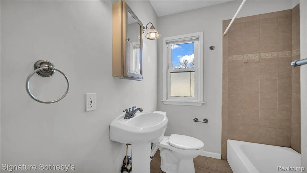1407 E 14 Mile Rd Unit #2 Birmingham City, MI 48009