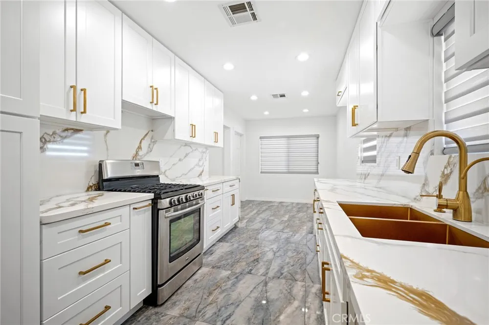 11007 Collett Granada Hills, CA 91344