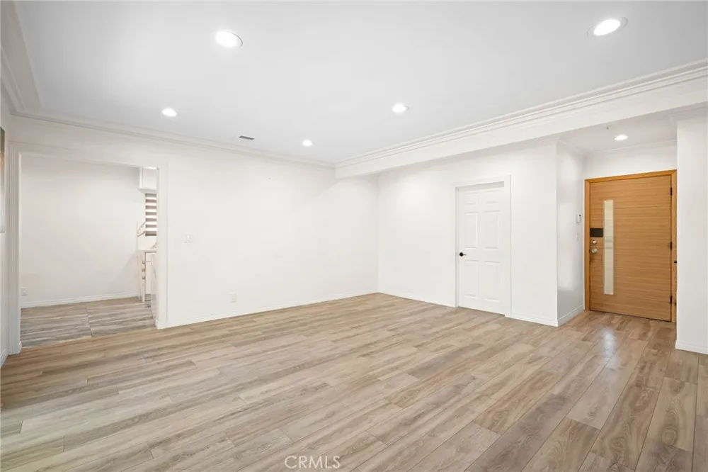 11007 Collett Granada Hills, CA 91344