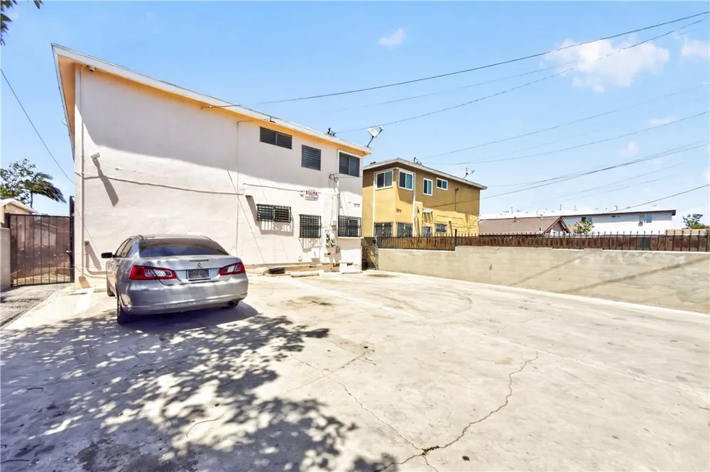 338 E 99th Los Angeles, CA 90003