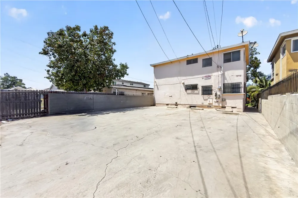 338 E 99th Los Angeles, CA 90003