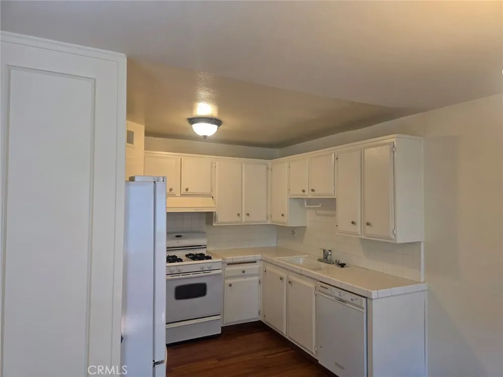 18601 Collins Street #D7 Tarzana, CA 91356