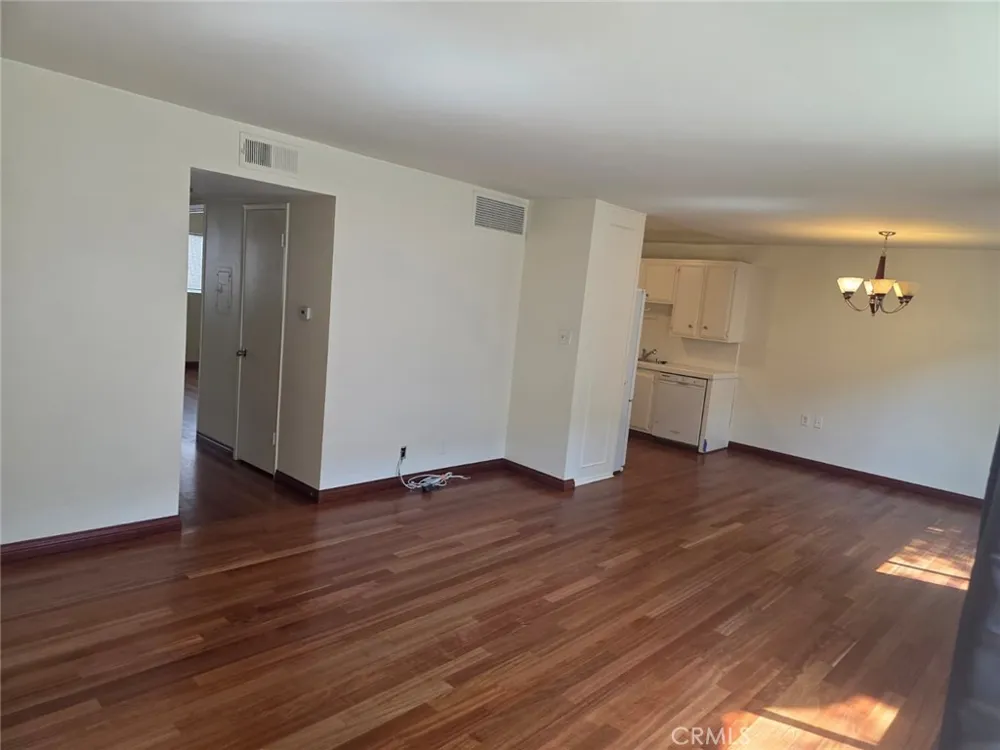 18601 Collins Street #D7 Tarzana, CA 91356