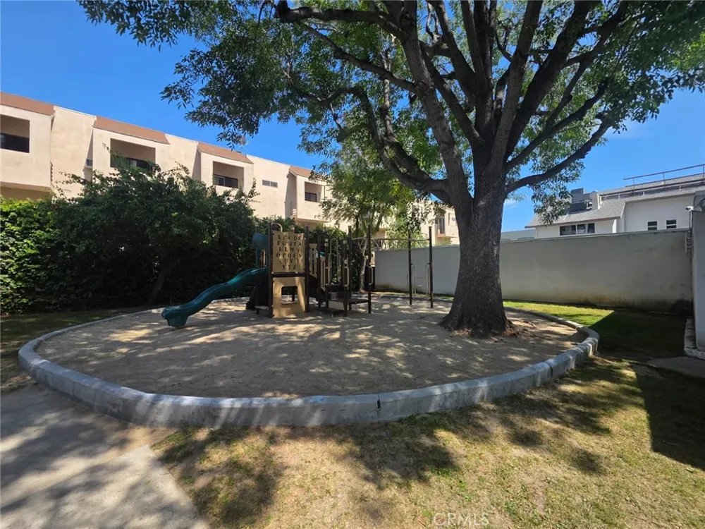 18601 Collins Street #D7 Tarzana, CA 91356
