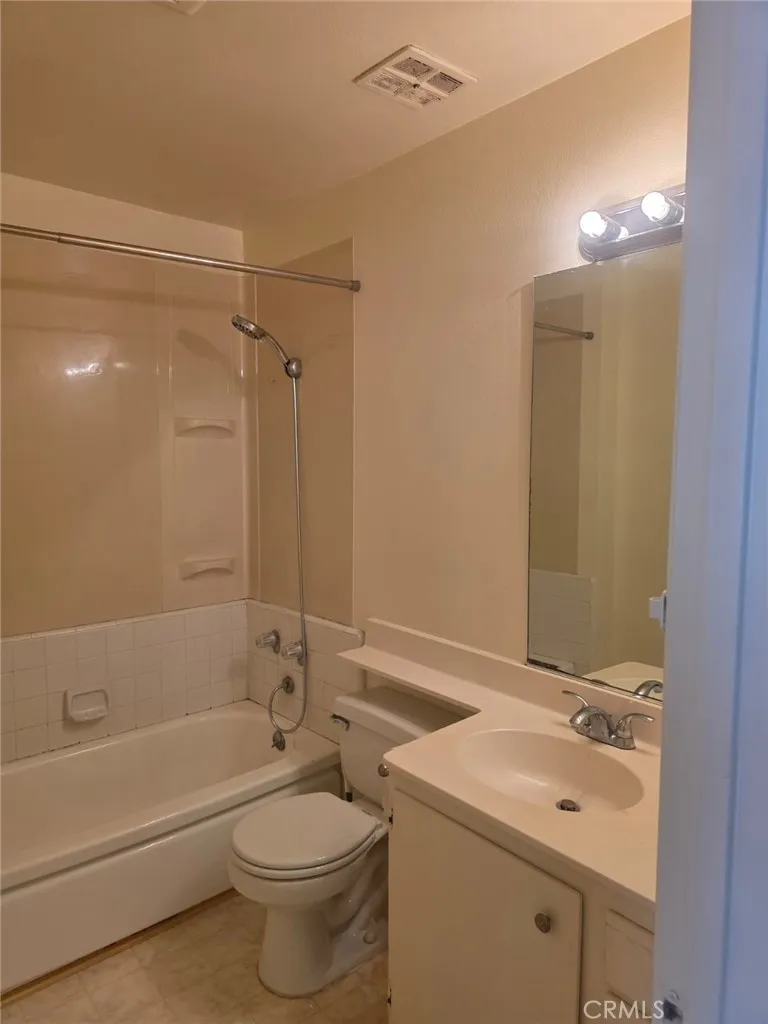 18601 Collins Street #D7 Tarzana, CA 91356