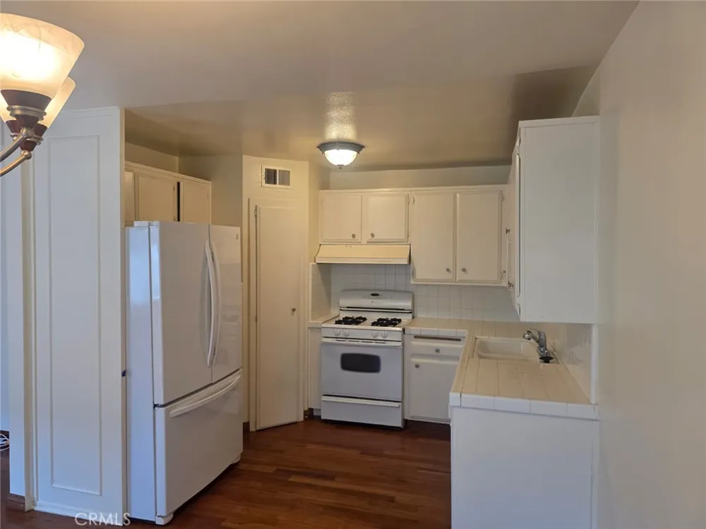 18601 Collins Street #D7 Tarzana, CA 91356