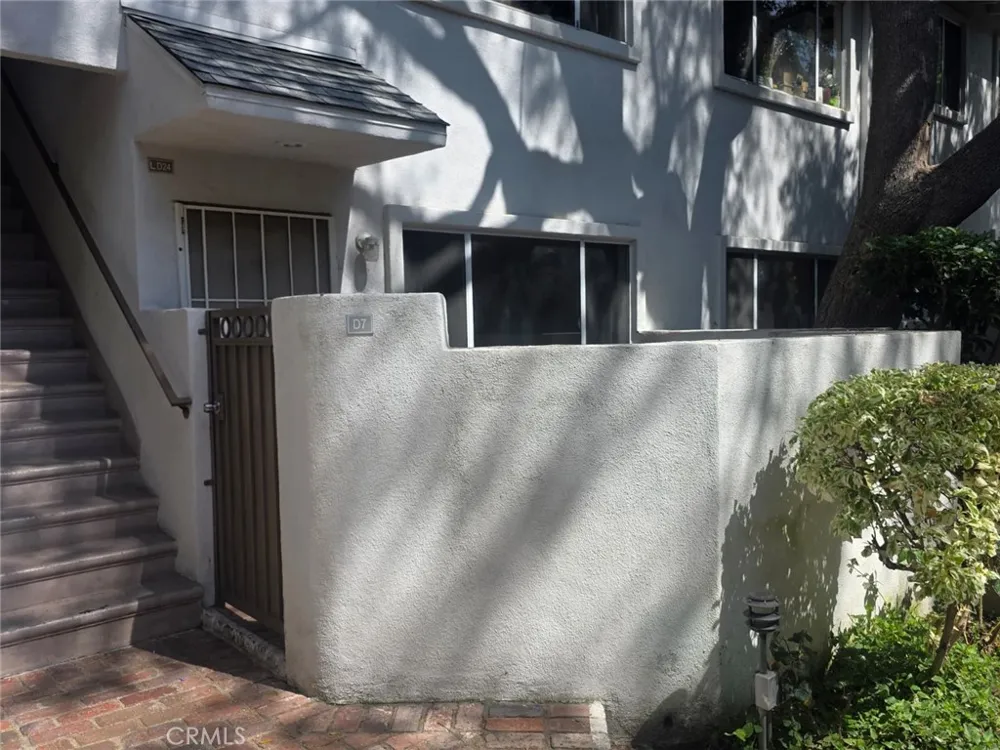 18601 Collins Street #D7 Tarzana, CA 91356