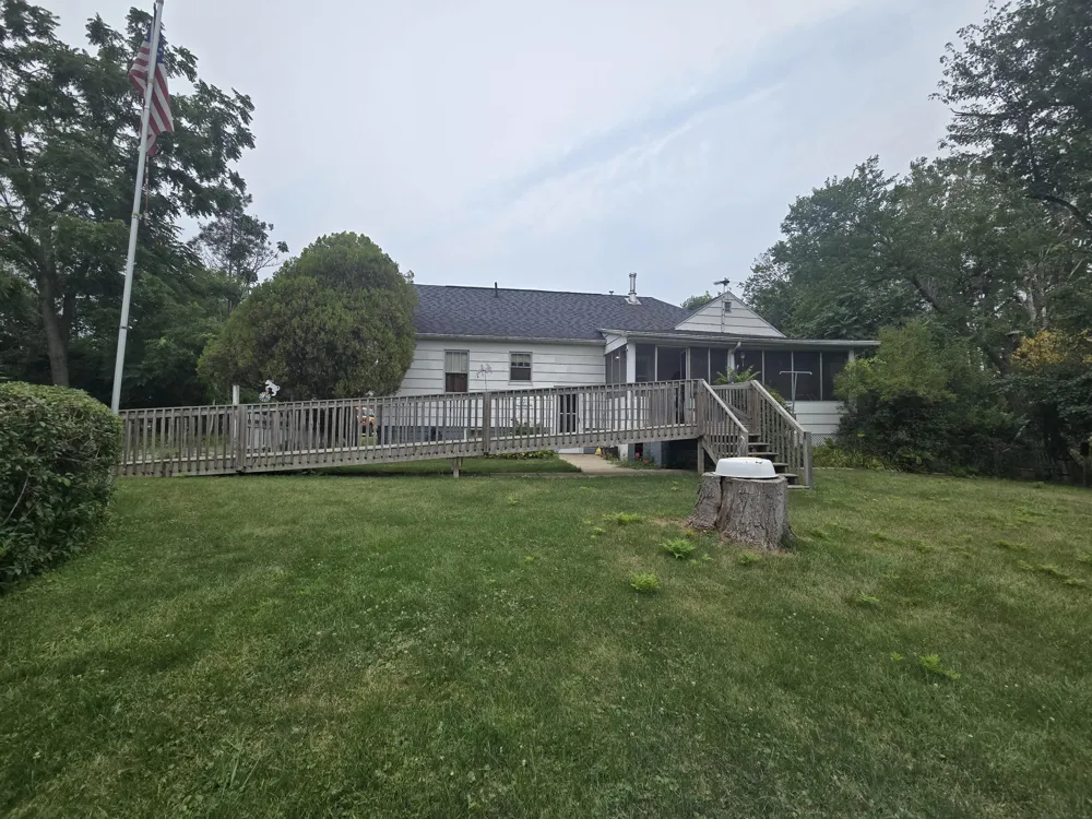 30321 W Jefferson Avenue Gibraltar, MI 48173