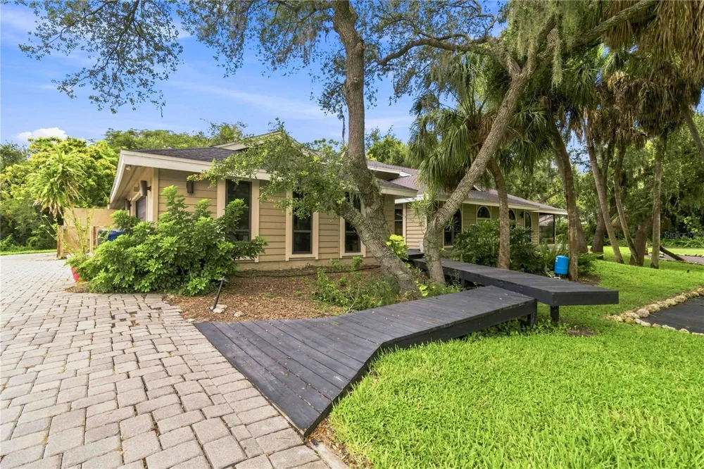 902 DRAKESWOOD COURT Sarasota, FL 34232
