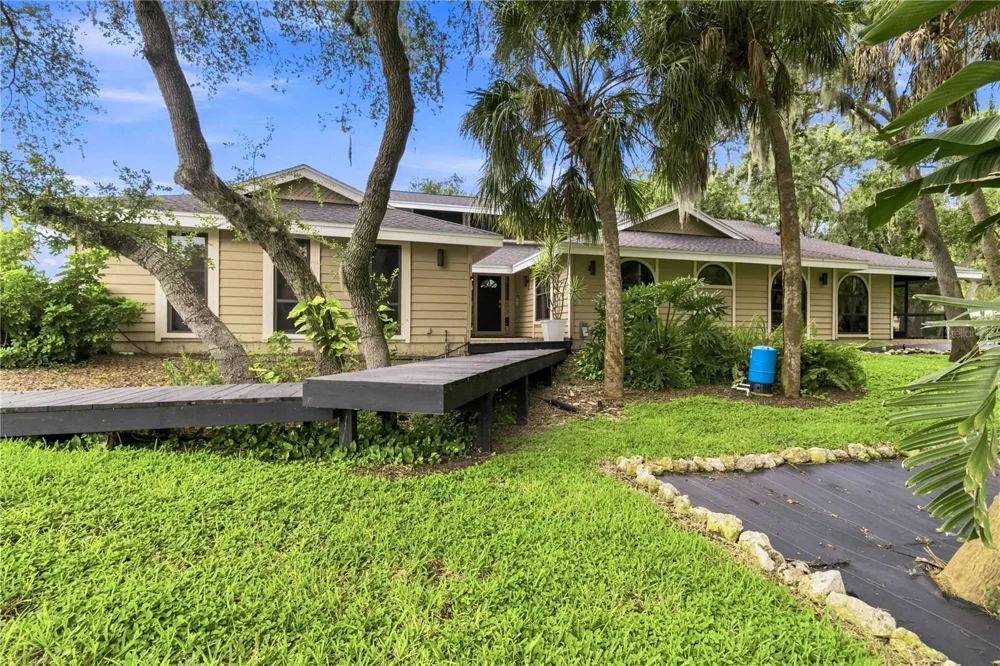 902 DRAKESWOOD COURT Sarasota, FL 34232