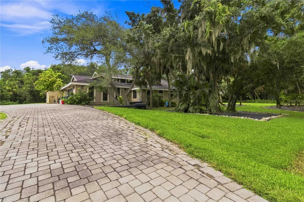 902 DRAKESWOOD COURT Sarasota, FL 34232