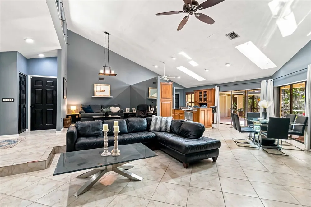 902 DRAKESWOOD COURT Sarasota, FL 34232