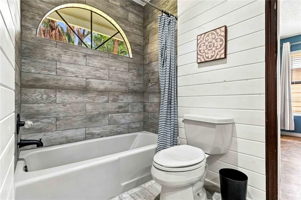 902 DRAKESWOOD COURT Sarasota, FL 34232
