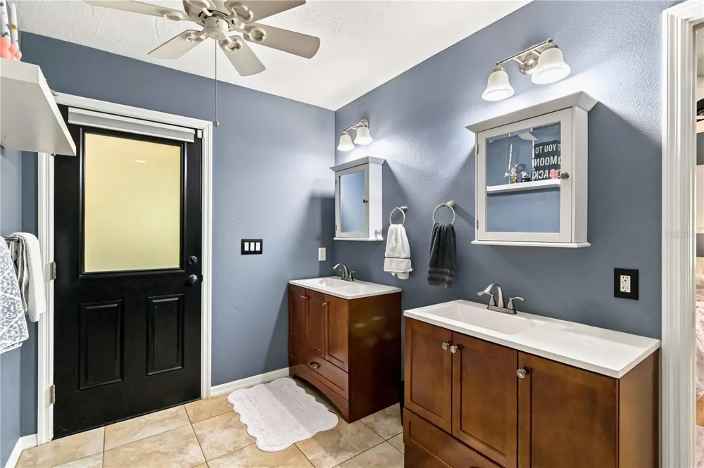 902 DRAKESWOOD COURT Sarasota, FL 34232
