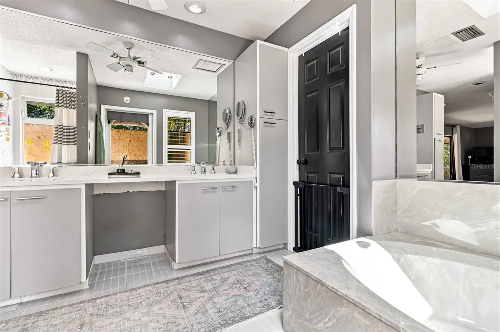 902 DRAKESWOOD COURT Sarasota, FL 34232