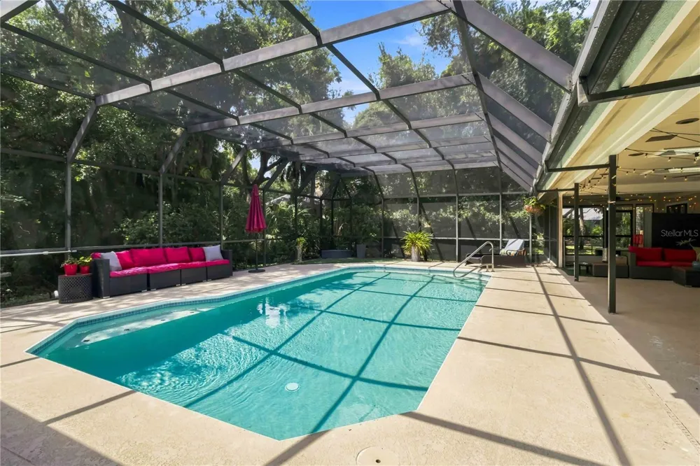 902 DRAKESWOOD COURT Sarasota, FL 34232