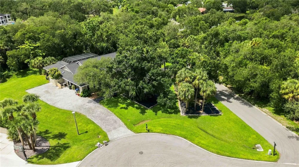 902 DRAKESWOOD COURT Sarasota, FL 34232