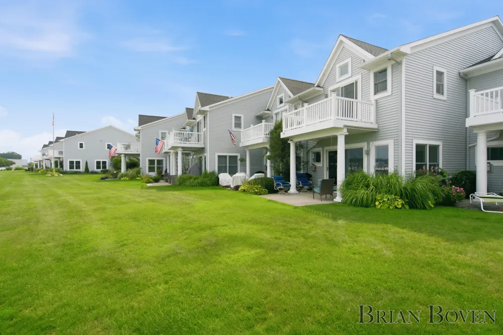 965 W Savidge Street Spring Lake, MI 49456