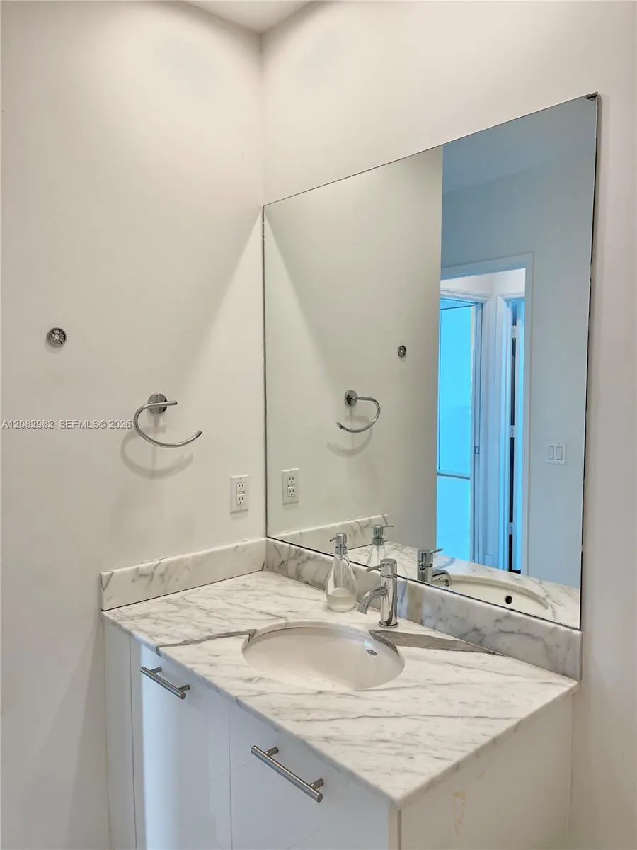 950 Brickell Bay Dr #4908 Miami, FL 33131