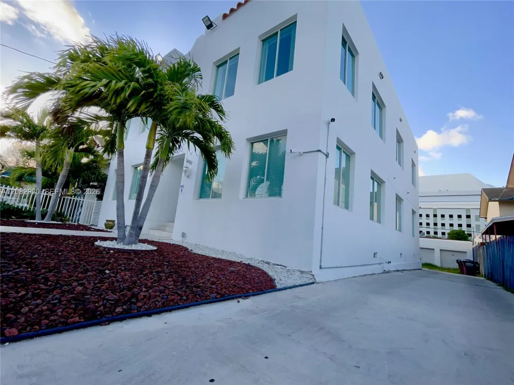 1459 NW 2nd St Miami, FL 33125