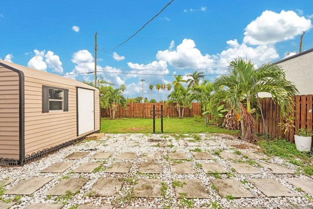 2220 HOPE STREET Hollywood, FL 33020