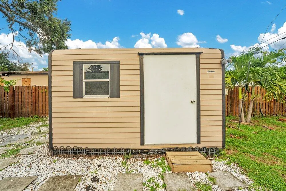 2220 HOPE STREET Hollywood, FL 33020