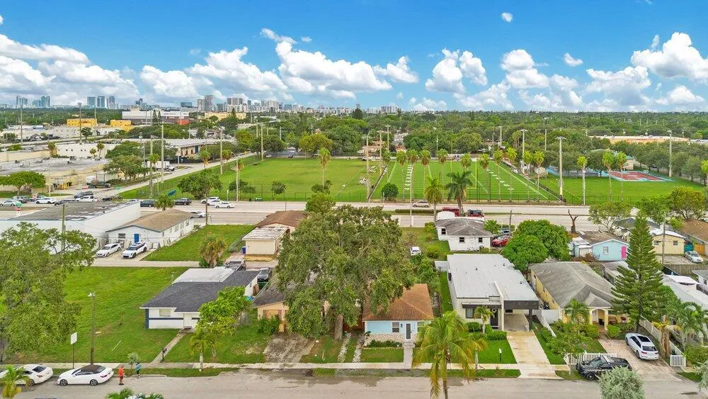 2220 HOPE STREET Hollywood, FL 33020