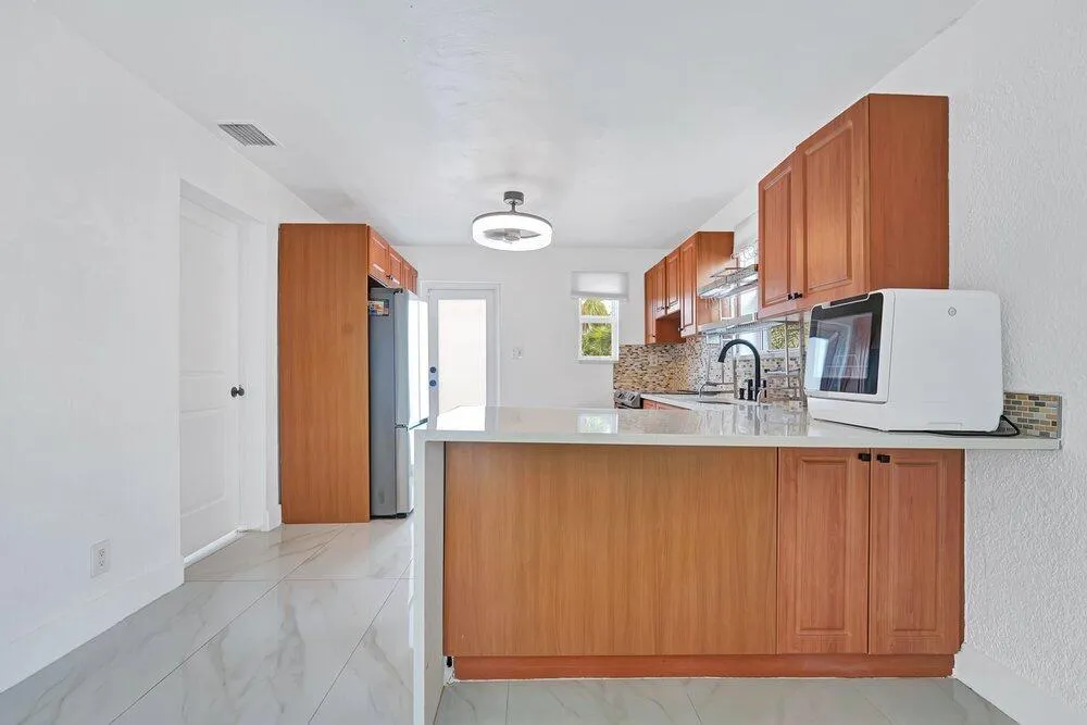 2220 HOPE STREET Hollywood, FL 33020