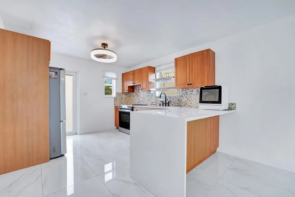 2220 HOPE STREET Hollywood, FL 33020