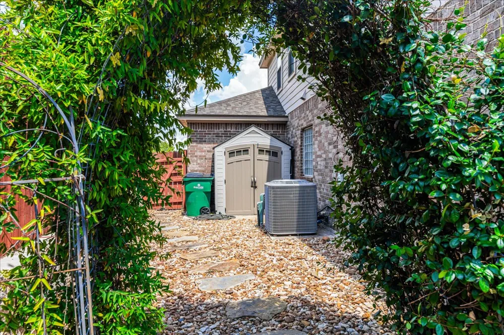 1901 Meandering Meadows Drive Pflugerville, TX 78660