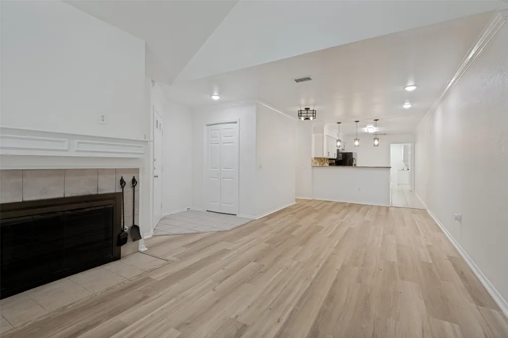 1004 Bridges Drive Arlington, TX 76012