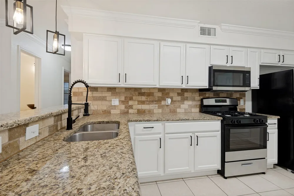 1004 Bridges Drive Arlington, TX 76012