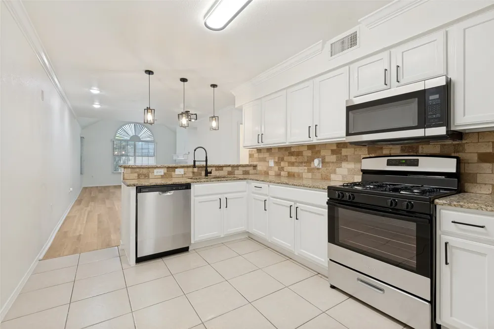 1004 Bridges Drive Arlington, TX 76012