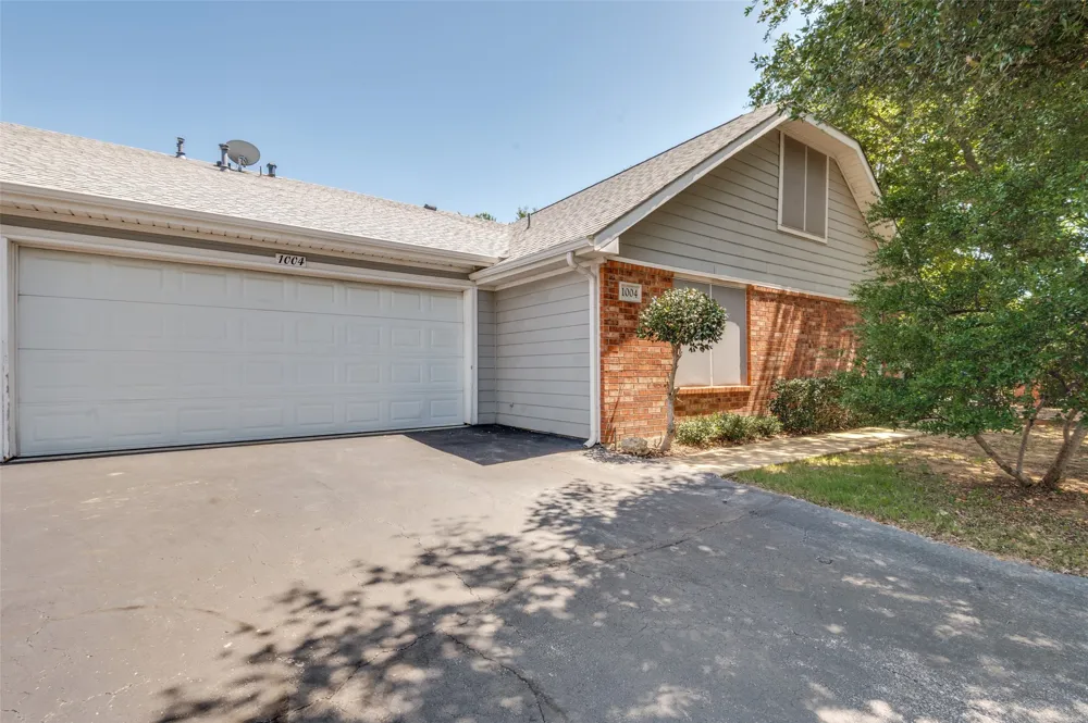 1004 Bridges Drive Arlington, TX 76012