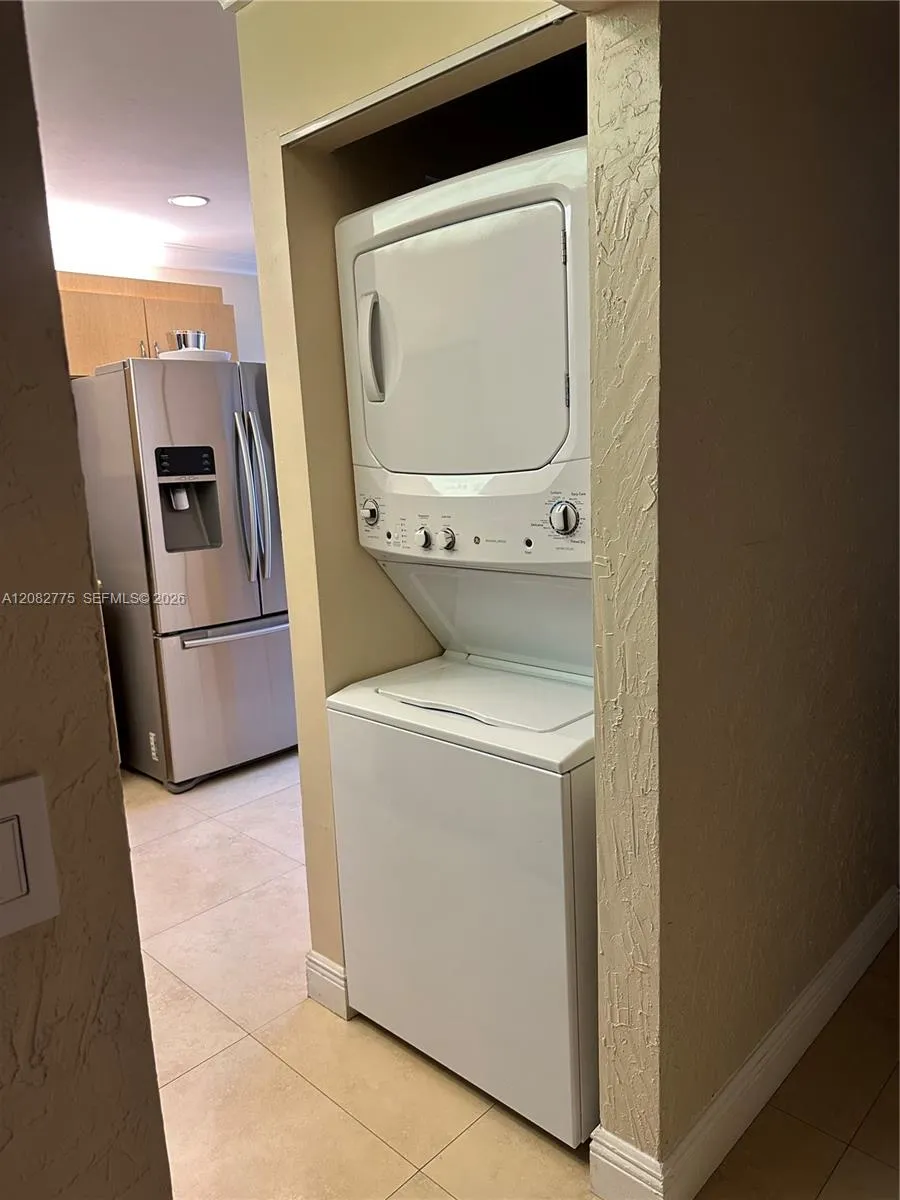 445 Lakeview Dr #1 Weston, FL 33326