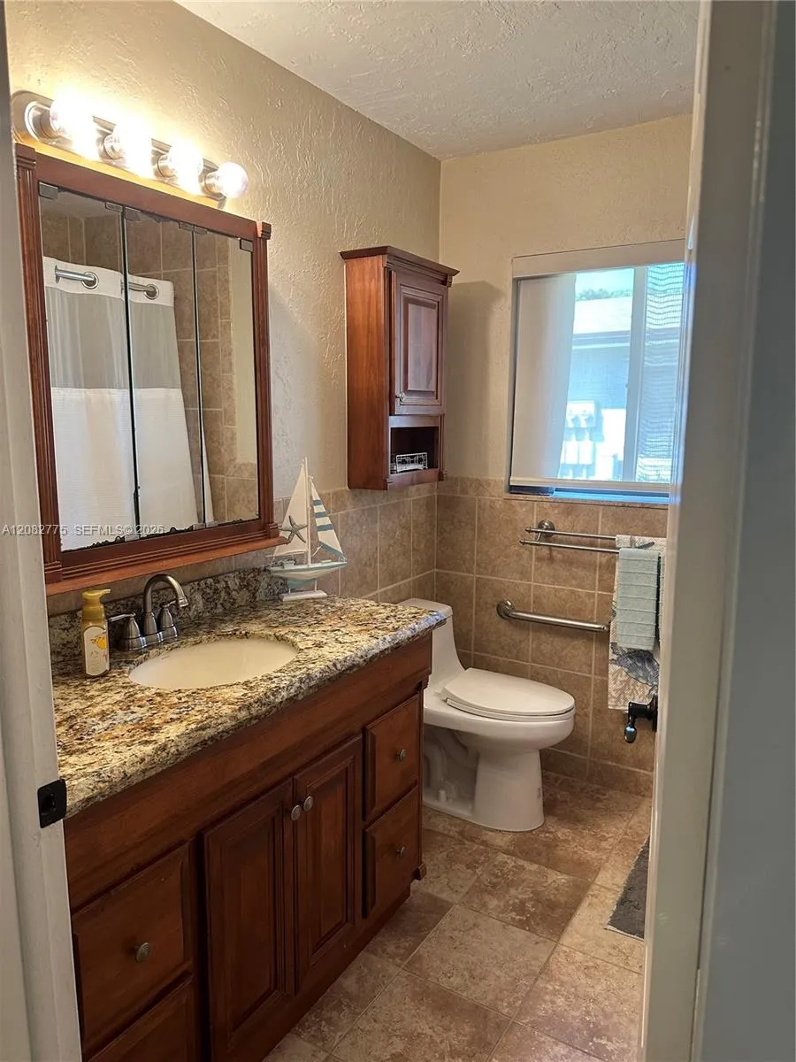 445 Lakeview Dr #1 Weston, FL 33326