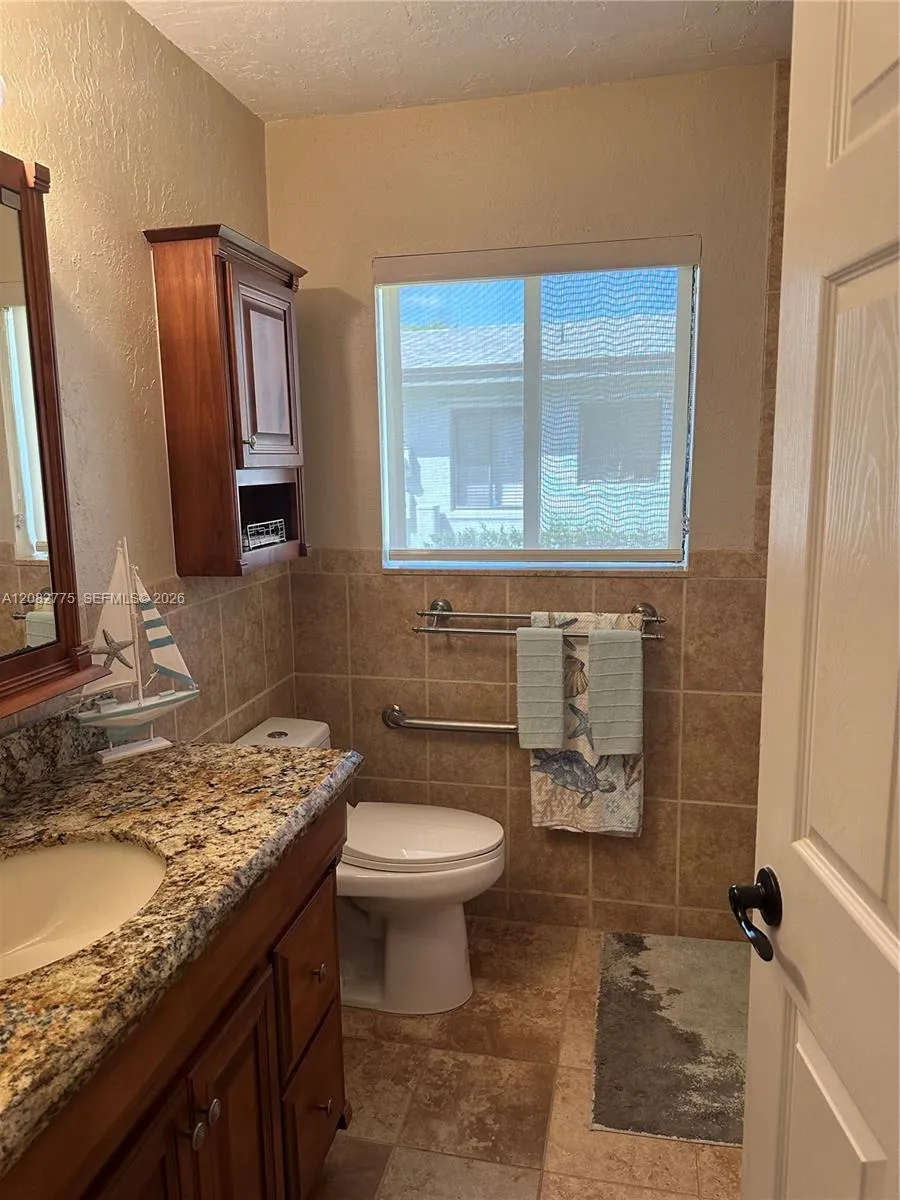 445 Lakeview Dr #1 Weston, FL 33326
